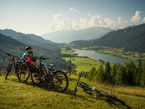 Radfahren mit schöner Aussicht auf den See