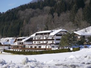 Ferienhotel Sunshine im Winter mit Schnee