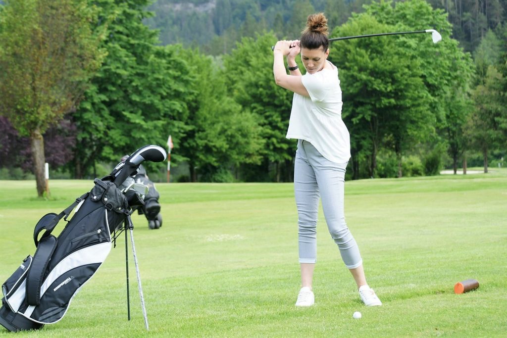 Frau am Golfplatz in Berg im Drautal